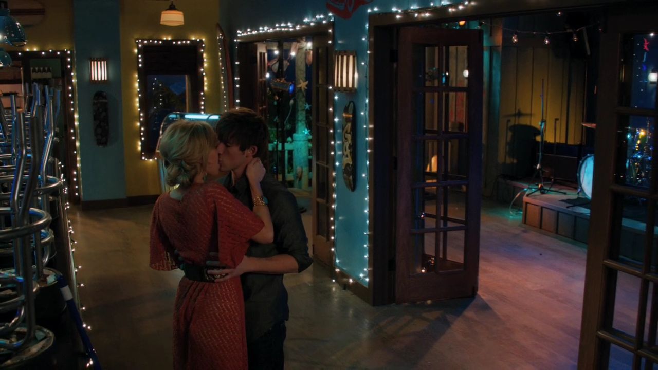 90210-S04E15-197.jpg