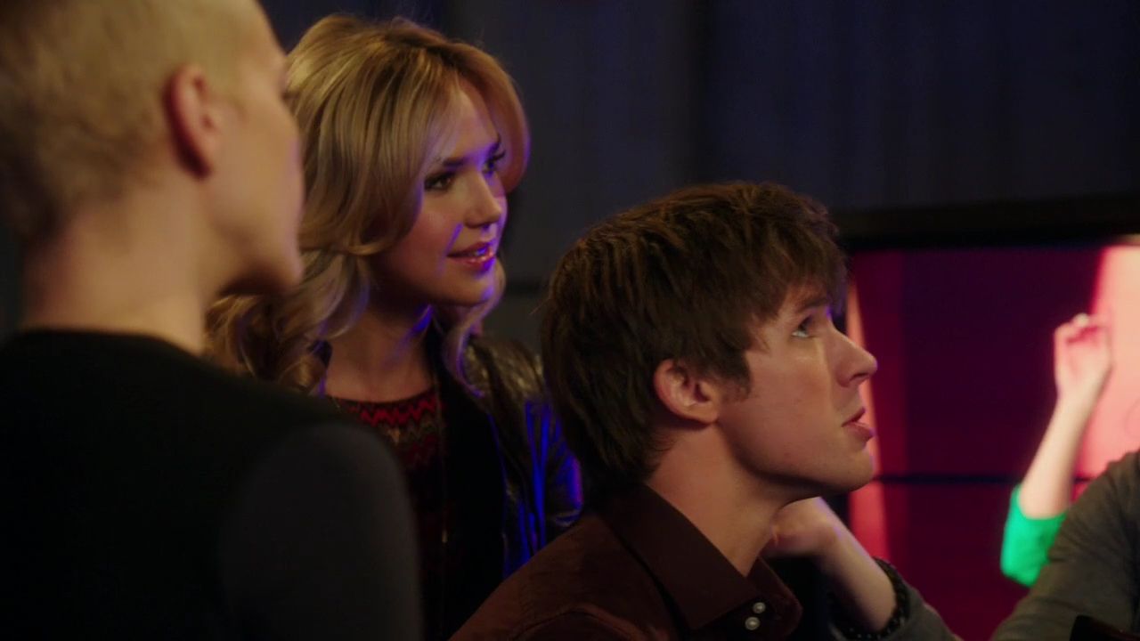 90210-S04E16-075.jpg